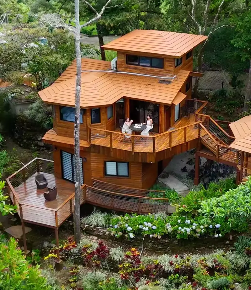 Una treehouse de Lucero con terrazas alrededor, entre jardines y bosque