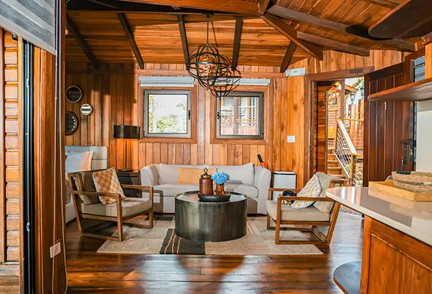 Dormitorio de treehouse con cama king e interior cálido de madera