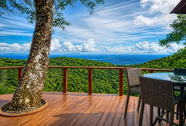 Terraza de treehouse con amplias vistas al océano y al bosque