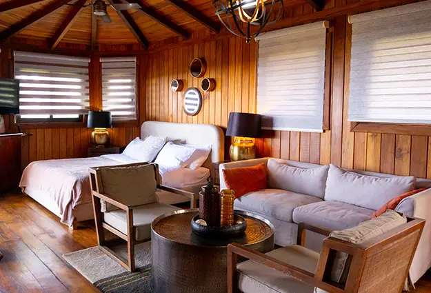 Sala de treehouse con sofá e iluminación de lámpara